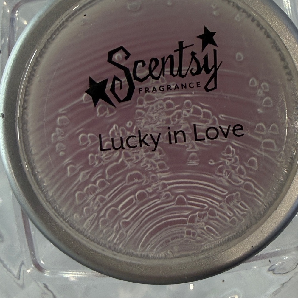 🆕 “Lucky in Love” Authentic Scented Wax – Romantic Floral Candle Wax
